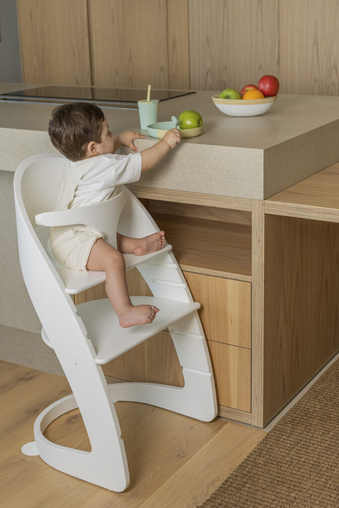 Niño en trona Sapling Highchair en blanco de Nu Furniture